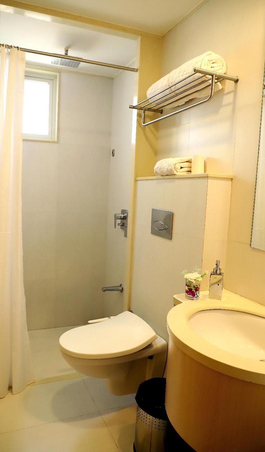 Quality Inn Patria Suites, Rajkot Bagian luar foto