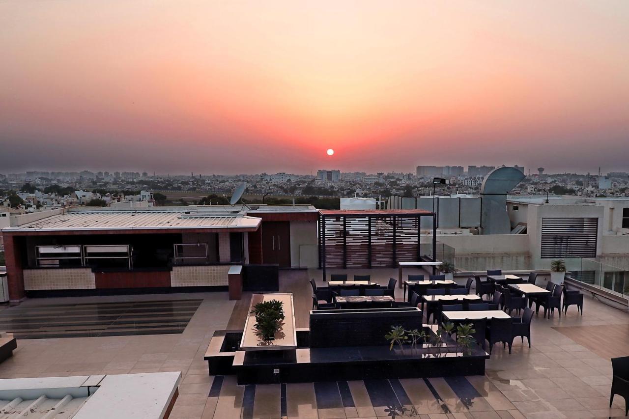 Quality Inn Patria Suites, Rajkot Bagian luar foto