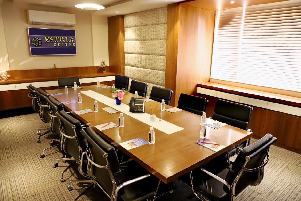 Quality Inn Patria Suites, Rajkot Bagian luar foto