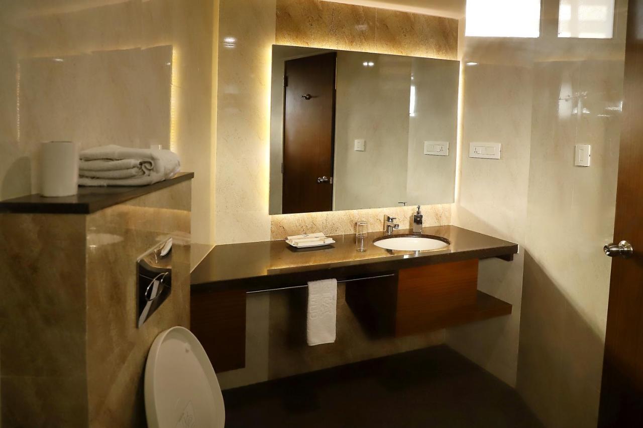 Quality Inn Patria Suites, Rajkot Bagian luar foto